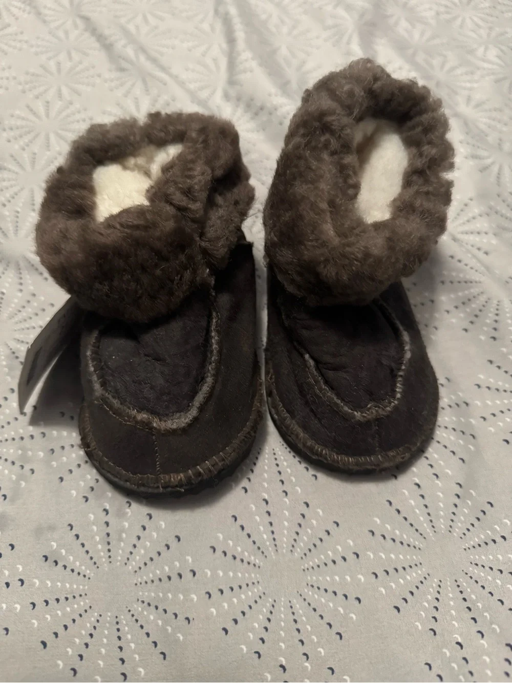 Bernardo Lahitte brown sheepskin slippers in toddler size 5.5-6